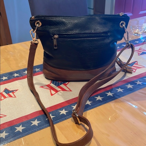 Classic Brown Leather Crossbody Bag with Structured Design - Picture 1 of 2